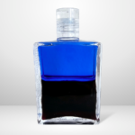 Aura-Soma Equilibrium B01 Fyzická záchrana je esence ve skleněné lahvičce ve verzi 50ml. Je dvoubarevná a má dvě části. Horní barva je královsky modrá a spodní barva je tmavá magenta.